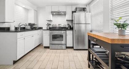 Lil Hyde Out | Cute, Updated Hyde Park Apt