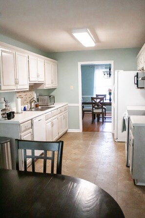 電子レンジ、オーブン、コンロ、食器洗い機