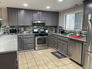 Fridge, microwave, oven, stovetop - Comfy Townhome Retreat (Modesto)