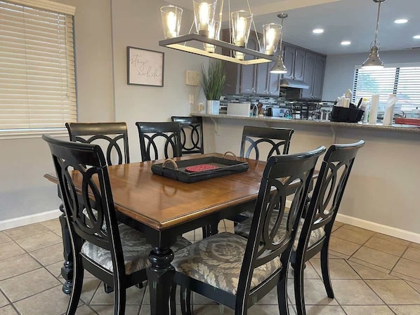 Dining - Comfy Townhome Retreat (Modesto)