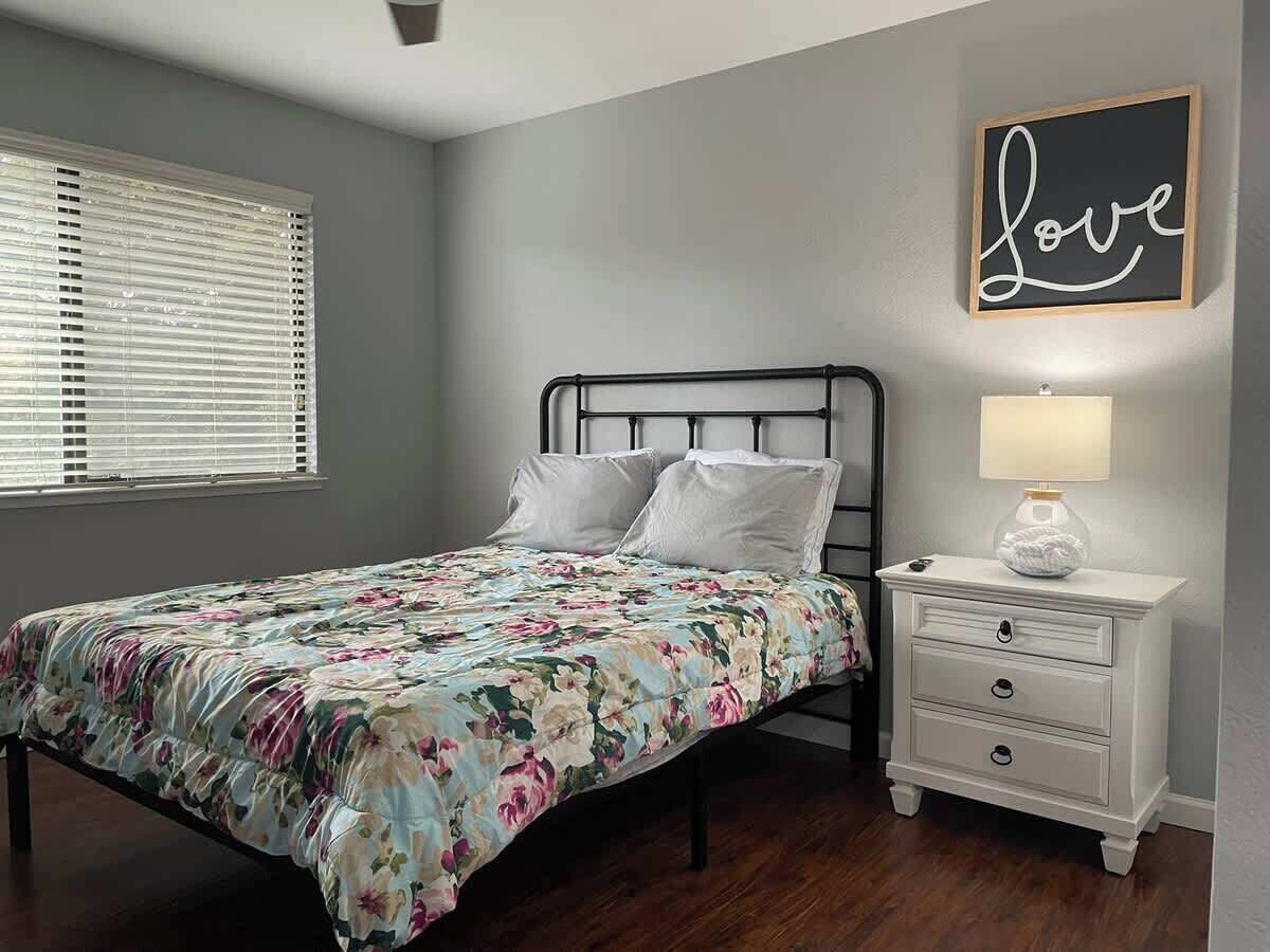 3 bedrooms, iron/ironing board, travel cot, free WiFi