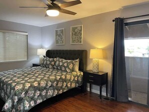 3 chambres, fer et planche à repasser, lit de bébé portatif