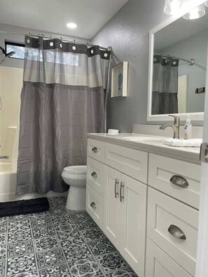 Secadora de cabello, toallas, jabón, papel de baño 