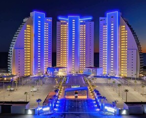Un hôtel composé de plusieurs immeubles de grande hauteur, doté d’un atrium central et d’un espace de stationnement.