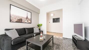 Comfort Apartment, Balcony, City View | Ruang tamu | 32 inci sebuah televisyen pintar dengan kabel