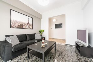 Comfort Apartment, Balcony, City View | Living area