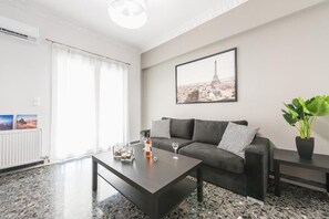 Comfort Apartment, Balcony, City View | Living area
