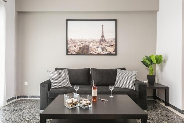 舒适公寓, 阳台, 城市景观 | 起居区 | 32-英寸纯平电视 （配备有线频道）、智能电视