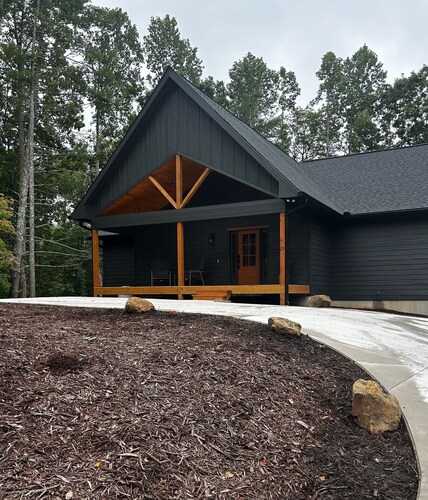 Lake Front Retreat with 2-tier Dock , Brand new 4 Bedroom Home 