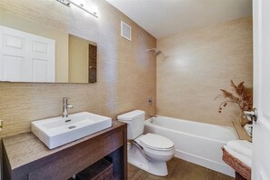 ジェットバス、ヘアドライヤー、タオル、石鹸