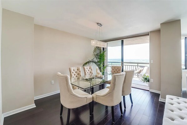 Dining - Perfect NY NJ Vacation Rental (Secaucus)