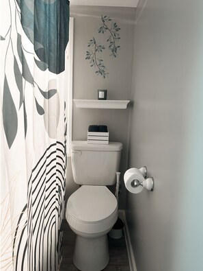 Haartrockner, Handtücher, Seife, Toilettenpapier
