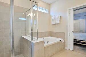 Single Room, 1 King Bed, Non Smoking | Bathroom