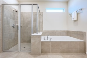Single Room, 1 King Bed, Non Smoking | Bathroom