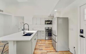 Microondas, horno y placa de cocina