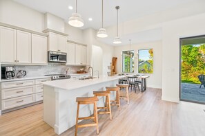 Réfrigérateur, four à micro-ondes, un four, surface de cuisson