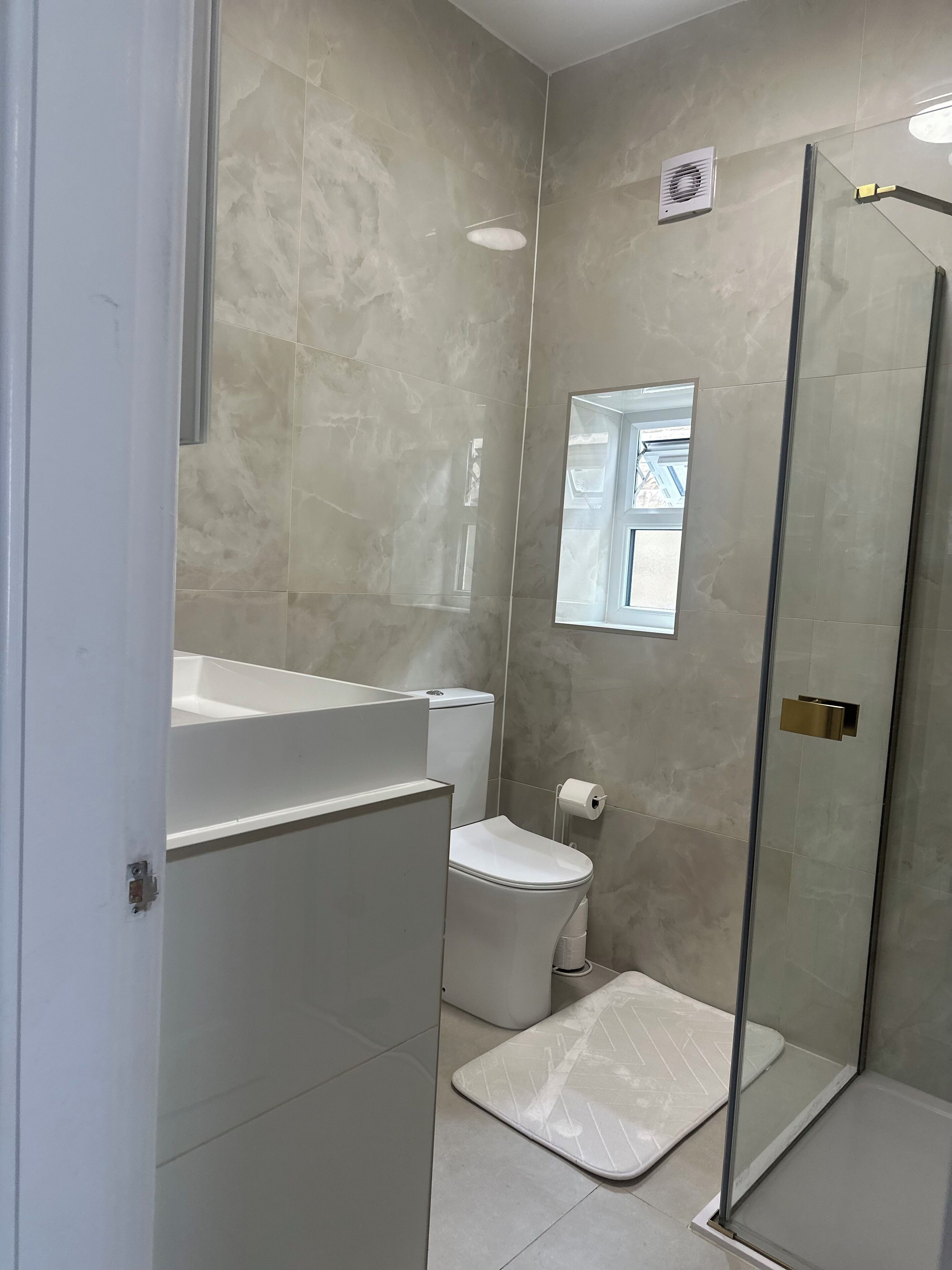 Shower, hair dryer, bidet, towels