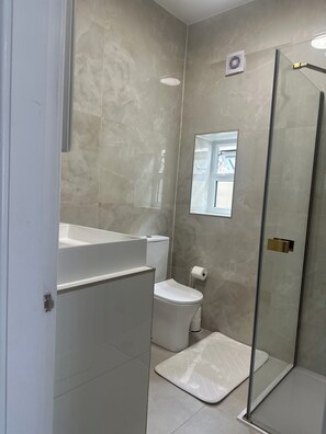 Dusche, Haartrockner, Bidet, Handtücher