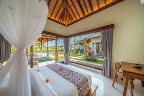 Värdeförvaringsskåp på rummet, skrivbord och arbetsyta för laptop