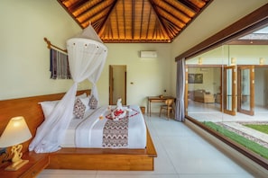 In-room safe, desk, laptop workspace, blackout curtains - Pranaya Parama Ubud Villa by Nagisa Bali (Ubud)