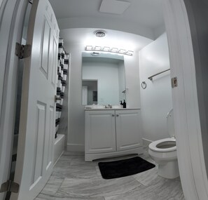Sèche-cheveux, serviettes fournies, papier toilette