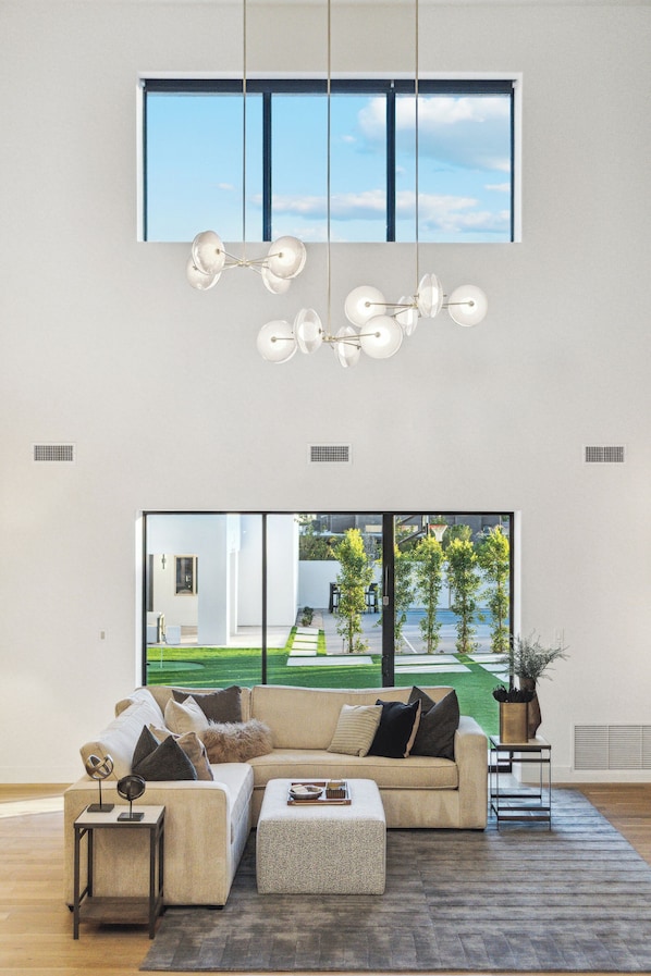 Smart TV, chimenea y tenis de mesa