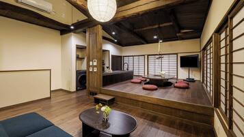 Casa tradicional, 4 habitaciones, cocina, vista al jardín | Área de sala de estar | Televisión de pantalla plana de 43 pulgadas con canales por cable