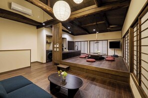 Casa tradicional, 4 habitaciones, cocina, vistas al jardín | Zona de estar | Televisión de pantalla plana de 43 pulgadas con canales por cable