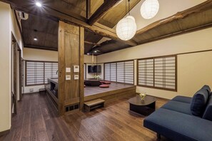 Tradisjonelt hus, 4 soverom, kjøkken, hageutsikt | Oppholdsområde | En 43-tommers Flatskjerm-TV med kabel-kanaler samt oppvarmet gulv