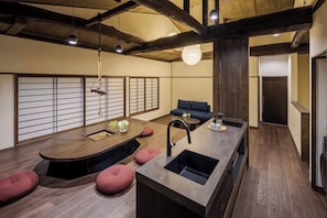 Casa tradicional, 4 habitaciones, cocina, vista al jardín | Comedor
