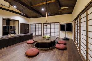 Traditional House, 4 Bedrooms, Kitchen, Garden View | Ruang makan