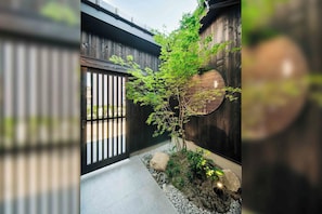 Traditional House, 4 Bedrooms, Kitchen, Garden View | Garden view