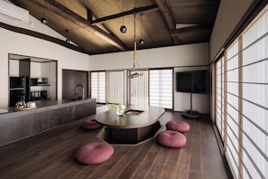 Traditional House, 4 Bedrooms, Kitchen, Garden View | Dining room