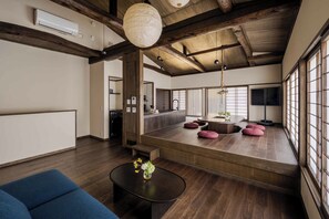 トラディショナル ハウス 4 ベッドルーム キッチン ガーデンビュー | リビング エリア | 43 インチの薄型テレビ (ケーブル放送視聴可)、床暖房