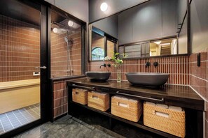 Casa tradicional, 4 habitaciones, cocina, vista al jardín | Lavabo en el baño