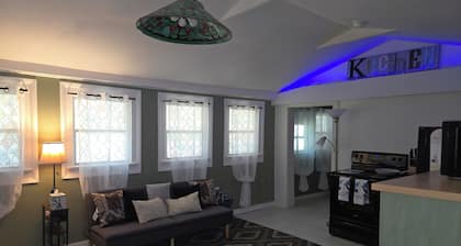 Spacious Guest house in Midtown within walking distance of downtown