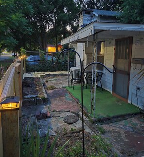 Outdoor dining - Midtown Guesthouse 15 Minute Walk to Downtown Entertainment  (Mobile)