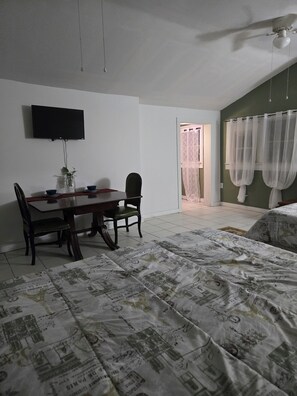 1 chambre, fer et planche à repasser, Wi-Fi gratuit, draps fournis