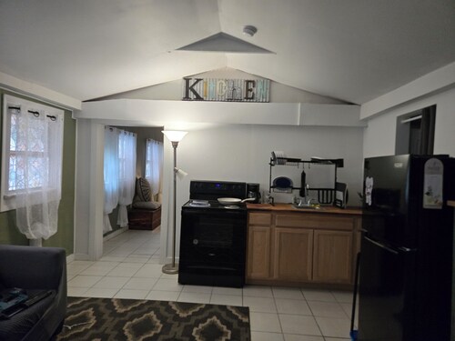 Midtown Guesthouse 15 Minute Walk to Downtown Entertainment 
