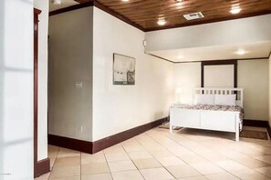 1 多间卧室、熨斗/熨衣板、WiFi、床单