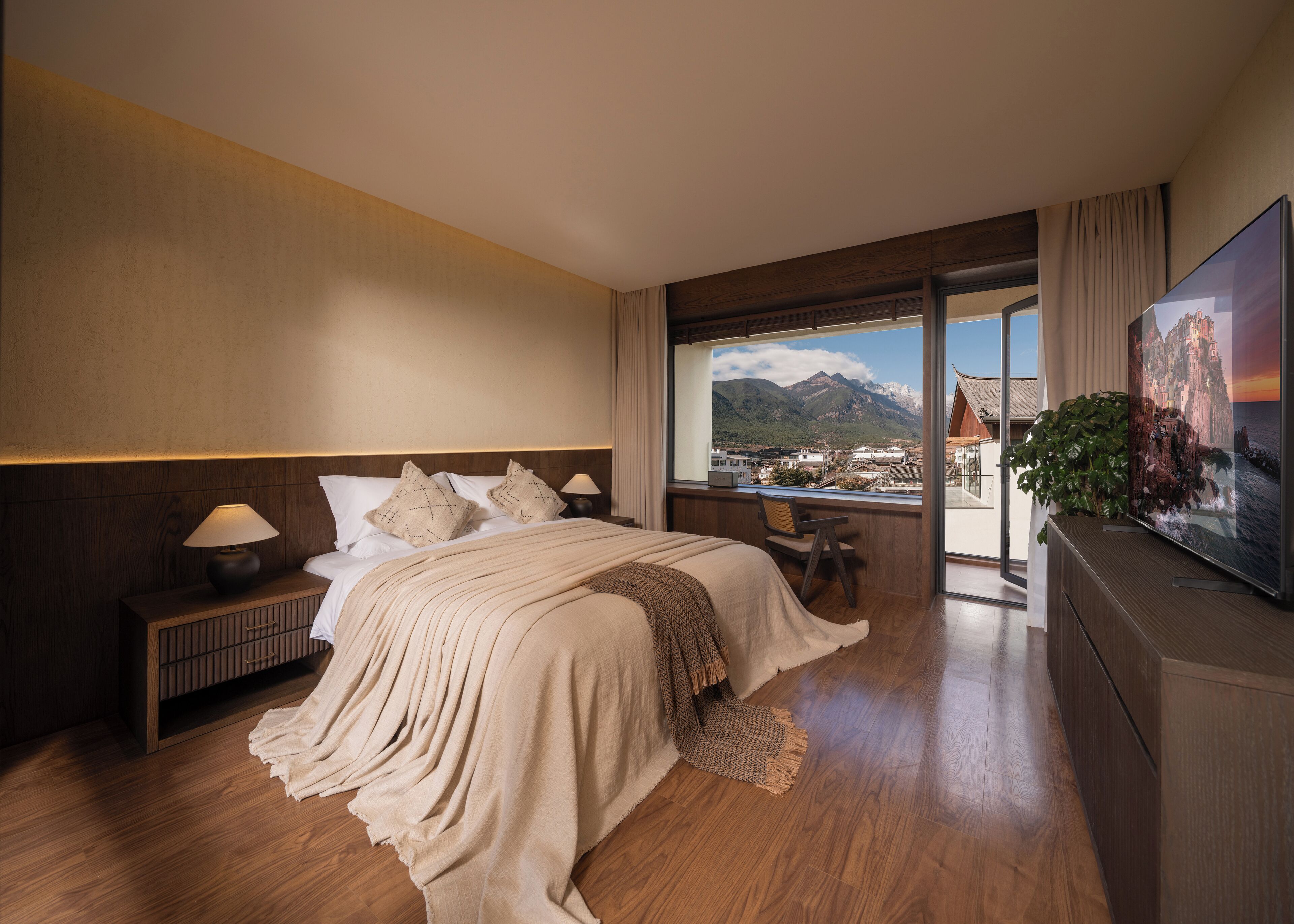 Dobbeltrom – senior | Minibarvarer (inkludert), individuelt dekorert og skrivebord