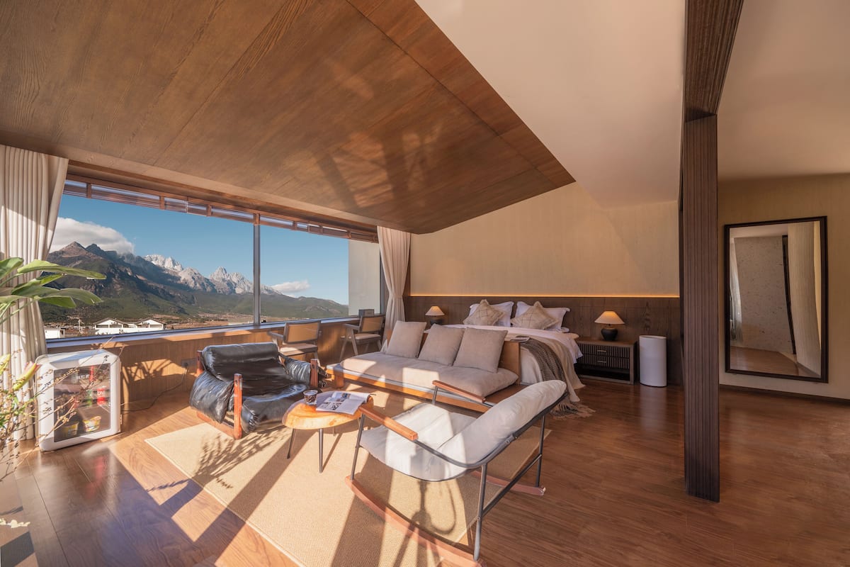 Exclusive Suite, Mountain View | Free minibar items, individually decorated, desk, laptop workspace