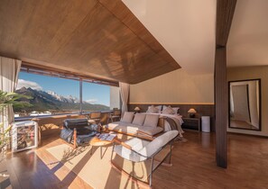 Suite exclusiva, vistas a la montaña | Minibar (con algunos artículos gratuitos) y decoración individual