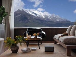Suite exclusiva, vistas a la montaña | Minibar (con algunos artículos gratuitos) y decoración individual