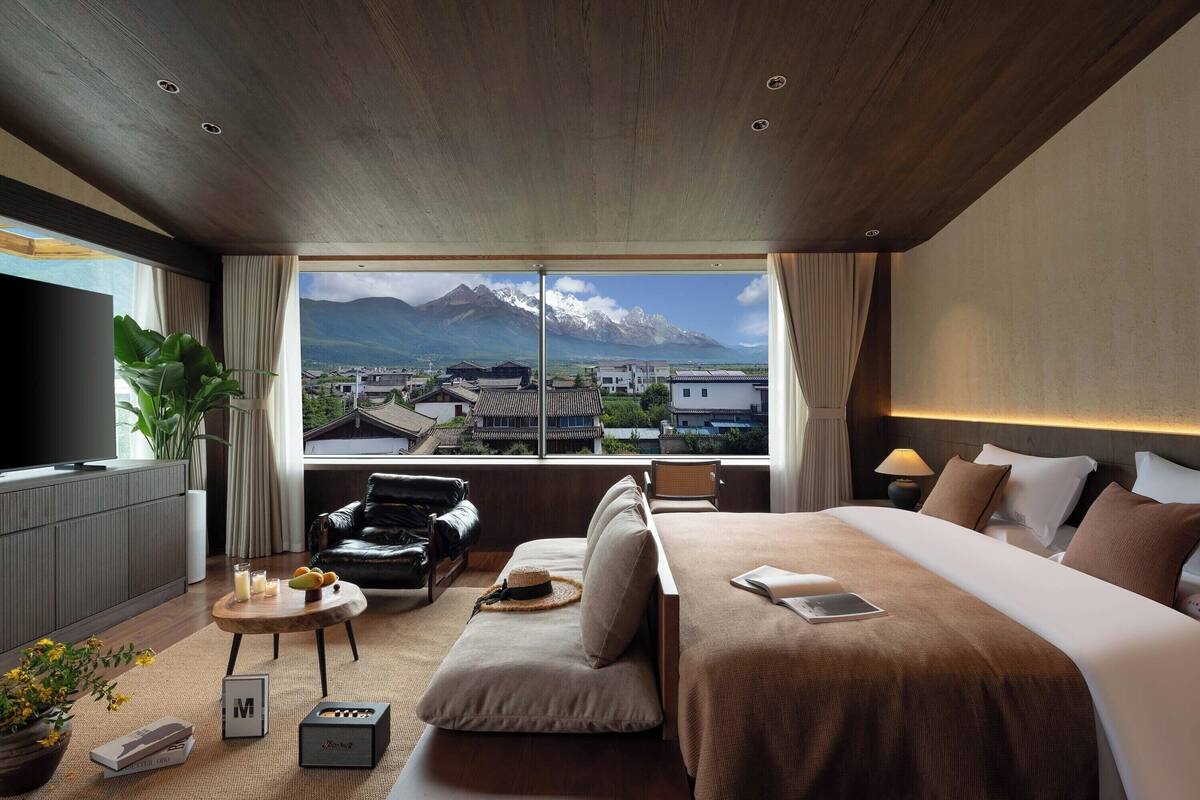 Suite exclusiva, vistas a la montaña | Minibar (con algunos artículos gratuitos) y decoración individual