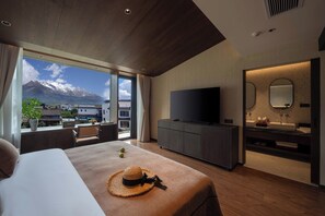 Chambre exécutive double, vue sur la montagne | Minibar contenant certains articles gratuits, décor unique, bureau