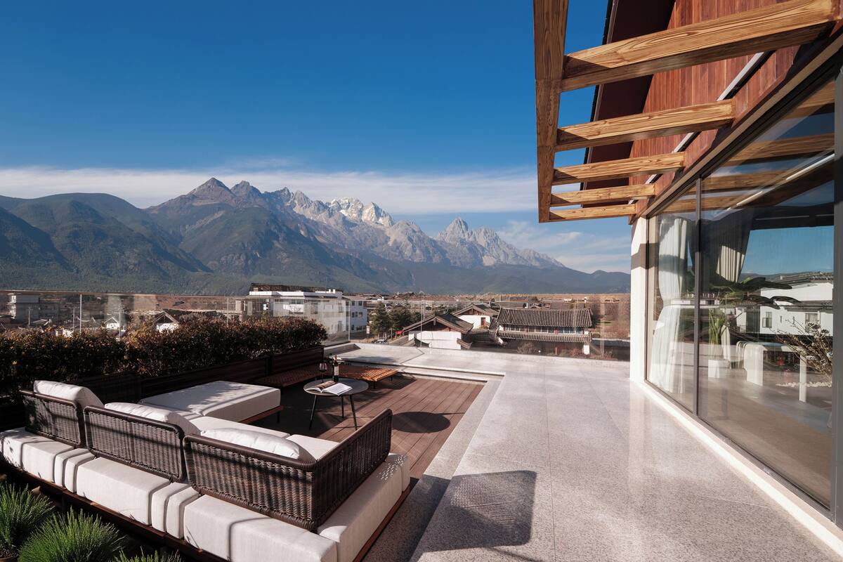 Exclusive Suite, Mountain View | Free minibar items, individually decorated, desk, laptop workspace