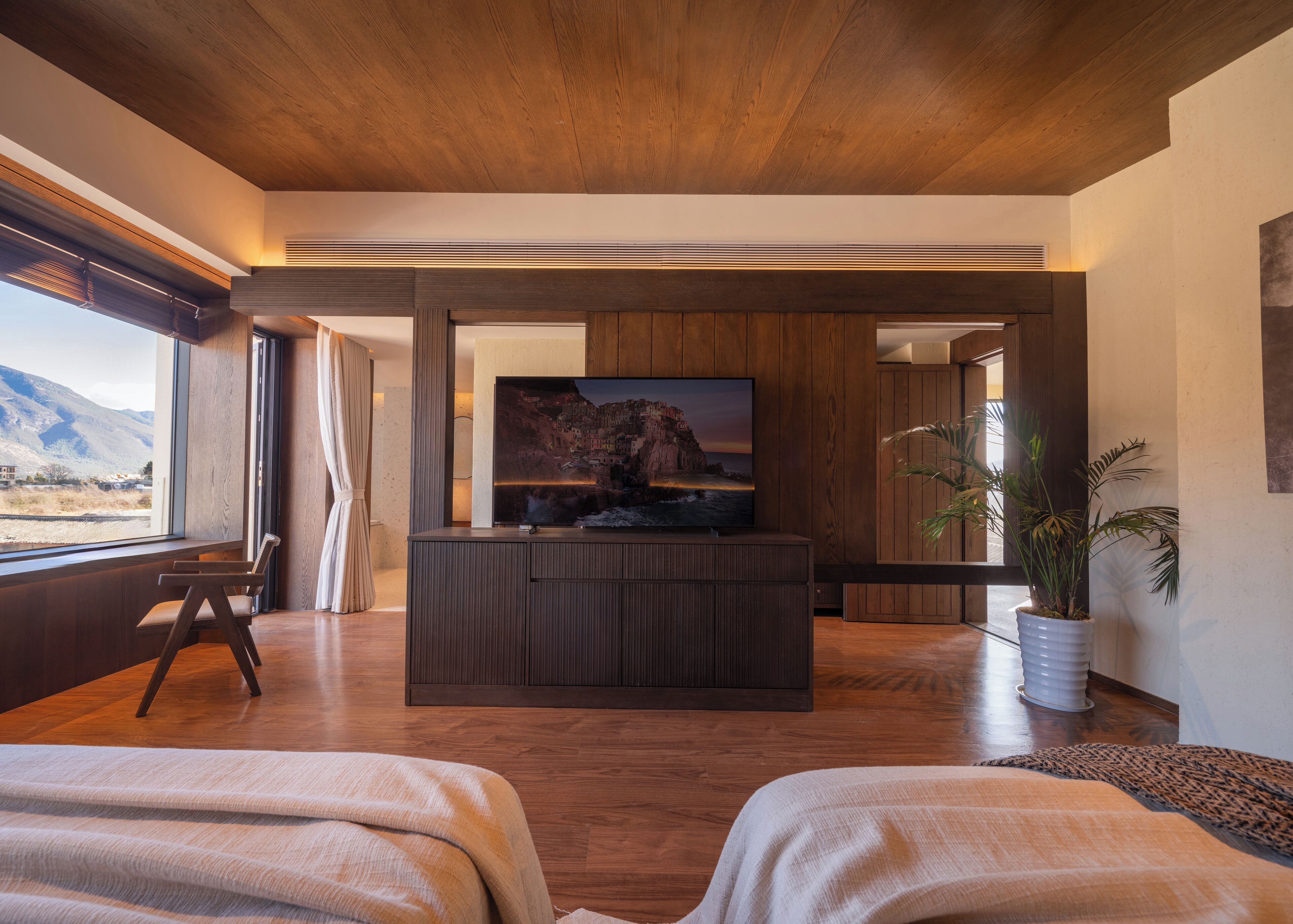 Tomannsrom – familie, fjellutsikt | Minibarvarer (inkludert), individuelt dekorert og skrivebord