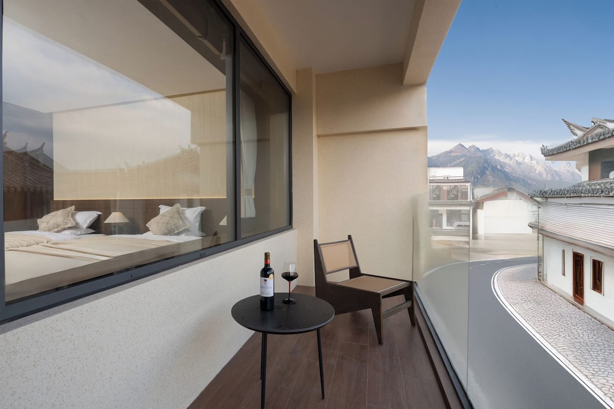 Luxury Twin Room, Mountain View | Free minibar items, individually decorated, desk, laptop workspace