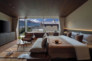 Suite panoramique, vue sur la montagne | Minibar contenant certains articles gratuits, décor unique, bureau